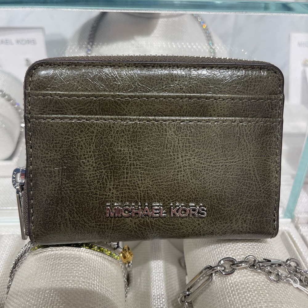 MICHAEL KORS Jet Set Medium Distressed Zip Around Card Case
Olive
NWT - Picture 15 of 16